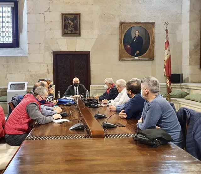El alcalde de Sevilla, Antonio Muñoz, en la reunión con los representantes de los sindicatos municipales.