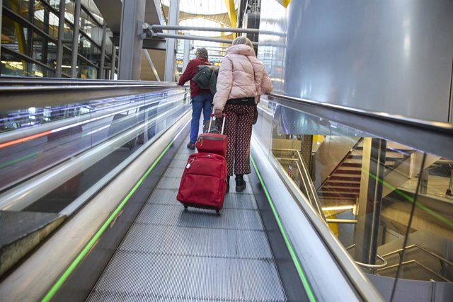Una mujer con maletas en el aeropuerto Adolfo Suárez, Madrid-Barajas, a 5 de enero de 2022, en Madrid (España).