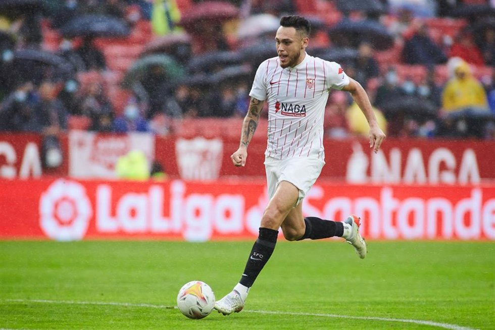 Archivo - Lucas Ocampos corre con la pelota en un partido del Sevilla