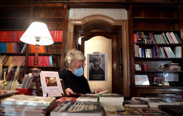 La propietaria de la librería Pérgamo, Lourdes Barroso, en el interior de su tienda, el día que echa el cierre definitivo.