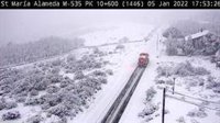 Nieva en todos los puertos de montaña de la Comunidad en los que ya trabajan 17 equipos quitanieve
