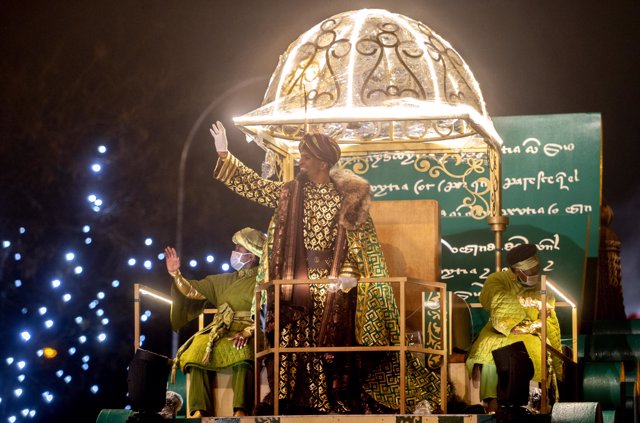 El Rey Baltasar saluda en una carroza en la cabalgata de Reyes 2022, a 5 de enero de 2022, en Madrid.