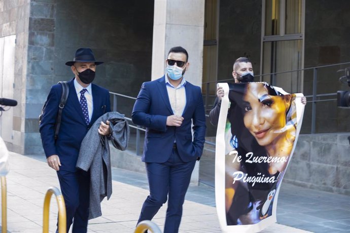Salida de los juzgados de Cartagena del cirujano investigado tras la muerte de una mujer en una lipoescultura, acompañado de su abogado Mariano Bó