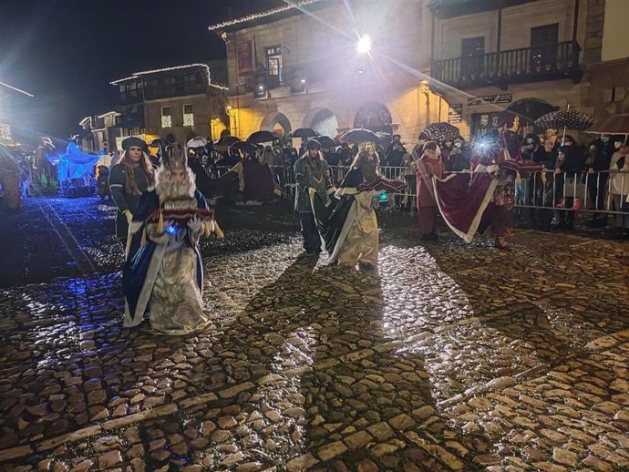 Auto Sacramental y Cabalgata Reyes Magos de Santillana, representación en la Plaza Mayor
