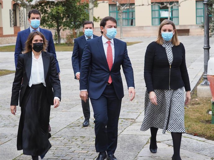 El presidente de la Junta de Castilla y León, Alfonso Fernández Mañueco (c), junto a varios de los consejeros del PP, a su llegada a una rueda de prensa el mismo día en que disolvió las Cortes y convocó Elecciones anticipada.