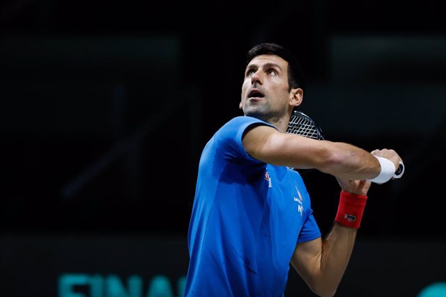 Archivo - Novak Djokovic of Serbia practices during the Davis Cup Finals 2021, Quarter Final, tennis match played between Serbia and Kazakhstan at Madrid Arena pabilion on December 01, 2021, in Madrid, Spain.