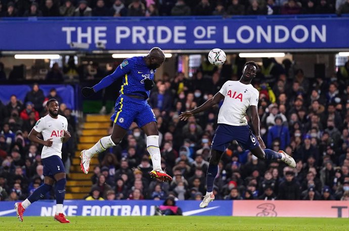05 January 2022, United Kingdom, London: Chelsea's Romelu Lukaku heads towards goal as Tottenham Hotspur's Davinson Sanchez (L) attempts to block the ball during the English Carabao Cup semi-final first leg soccer match between Chelsea and Tottenham Hot