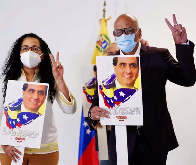 Archivo - Imagen de archivo del presidente de la Asamblea Nacional de Venezuela, Jorge Rodríguez, con un cartel pidiendo la liberación de Alex Saab