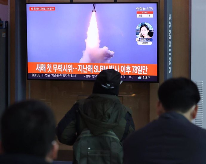 Surcoreanos viendo una noticia sobre el lanzamiento de un misil desde Corea del Norte