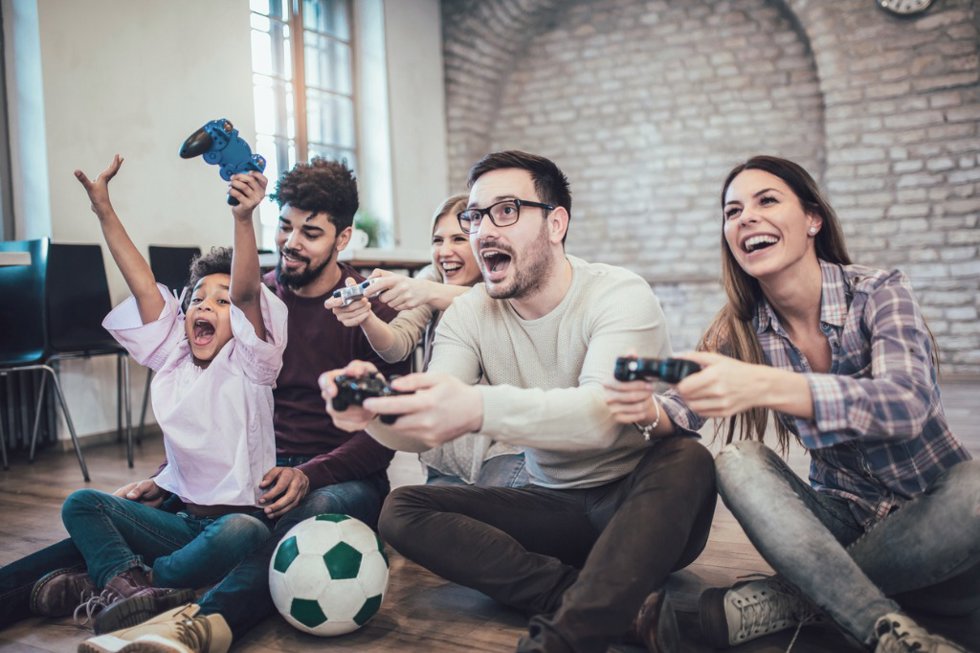 Archivo - Familia jugando a videojuegos