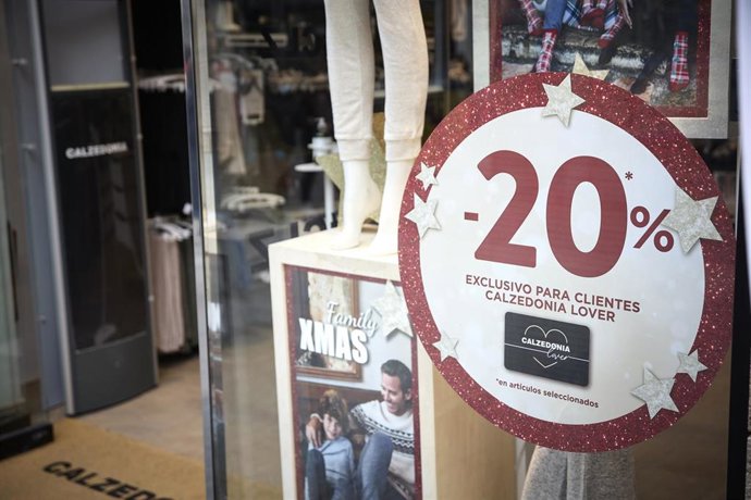 Un cartel de rebajas en un escaparate 