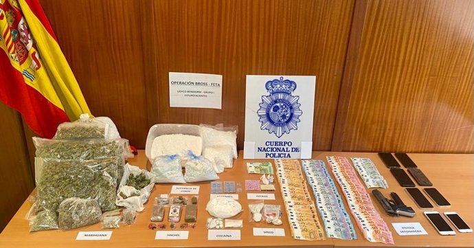 Material intervenido por la Policía Nacional en los registros practicados en Benidorm, La Nucía y Benimantell