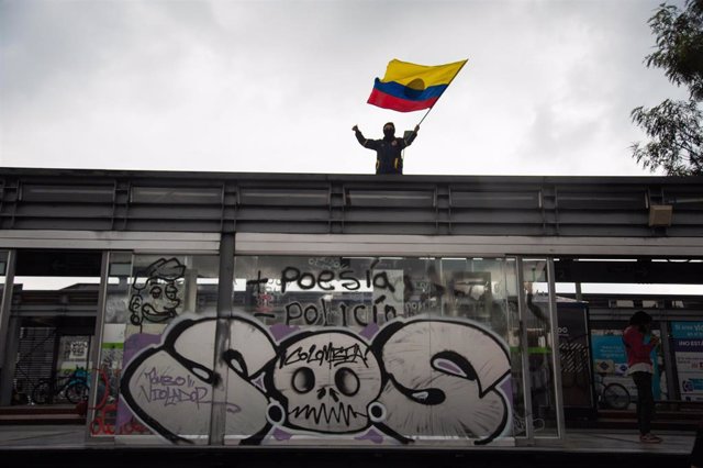 Archivo - Un manifestante con una bandera de Colombia durante una protesta.