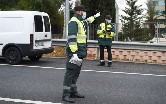 Agentes de la Guardia Civil en un control policial