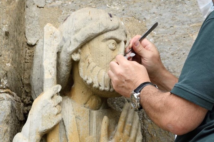 Toma de muestras de una de las esculturas en las que interviene la Junta en la Iglesia de Santa Marta de Tera.