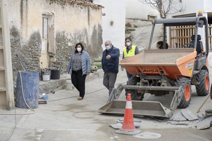 La diputada delegada especial de Fomento de Empleo Agrario, Matilde Díaz, visita obras del PFEA.