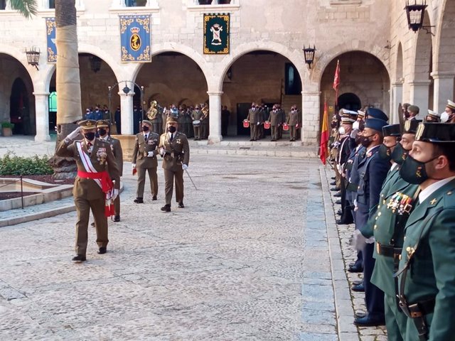 El comandante general de Baleares, Fernando García Blázquez, pasa revista en la celebración de la Pascua Militar de 2022.