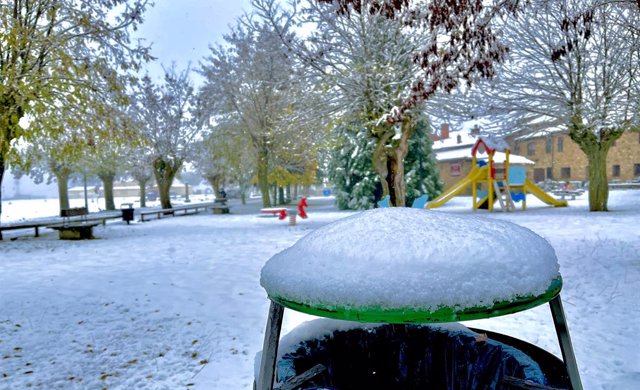 Archivo - Arxivo - Un parc infantil de Medinaceli cobert de neu, a 23 de novembre de 2021, en Medinaceli, Soria, Castella i Lleó (Espanya). 