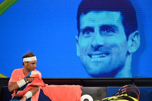 Archivo - Arxiu - Rafa Nadal, davant una imatge de Novak Djokovic