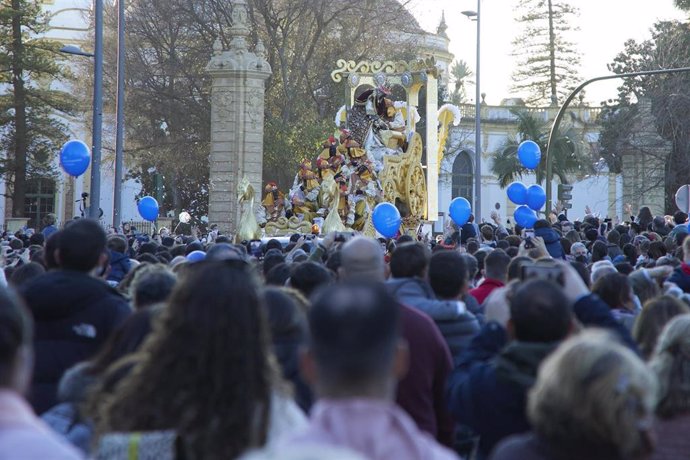 El Rey Baltasar, encarnado por Ramón Rodríguez Monchi, durante la Cabalgata de SSMM los Reyes Magos, a 5 de enero de 2022 en Sevilla (Andalucía, España)