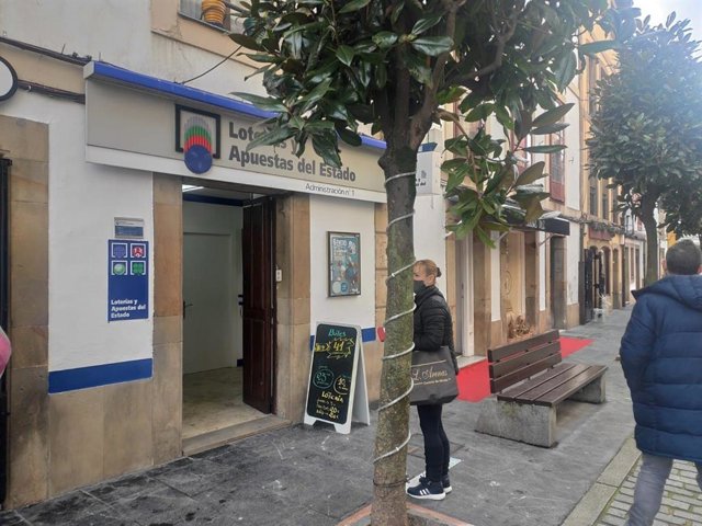 Archivo - La Administración de Loterías número 1 de Villaviciosa, donde el cuarto premio del Sorteo de Lotería de Navidad 2020 ha repartido 3 millones de euros.