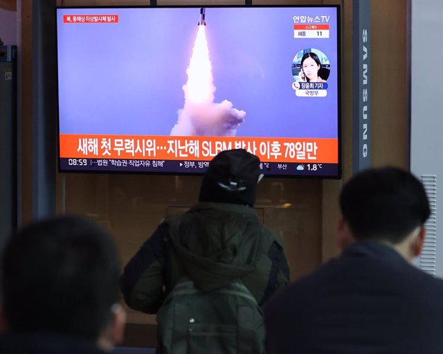 Sud-coreans veient una notícia sobre el llançament d'un míssil des de Corea del Nord