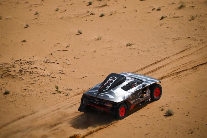 202 Sainz Carlos (spa), Cruz Lucas (spa), Team Audi Sport, Audi RS Q e-tron, Auto FIA T1/T2, action during the Stage 4 of the Dakar Rally 2022 between Al Qaysumah and Riyadh, on January 5th 2022 in Riyadh, Saudi Arabia - Photo DPPI