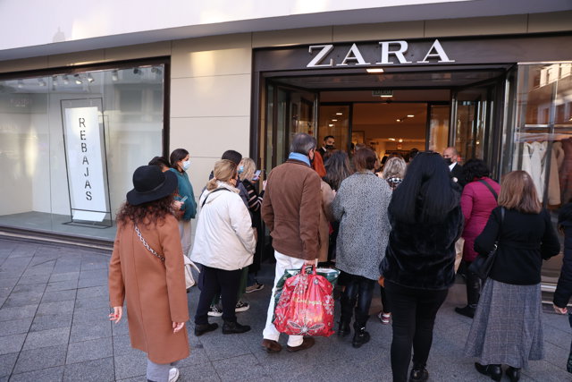 Imagen de la cola de un comercio en rebajas desde hoy viernes, 7 de enero de 2022