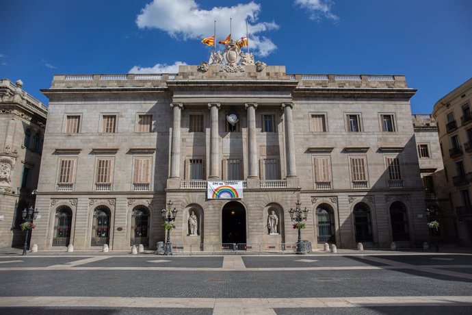 Archivo - Arxivo - Faana de l'Ajuntament de Barcelona amb un dibuix d'un arcoiris mentre la ciutat continua en la fase zero de la desescalada en la novena setmana de l'estat d'alarma decretat pel Govern per la pandmia del Covid-19, a Barcelona/Catalu