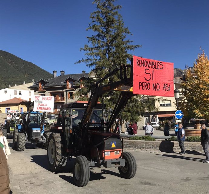 Archivo - Biescas (Huesca) se llena de tractores en protesta por la instalación de placas solares para una línea de alta tensión.