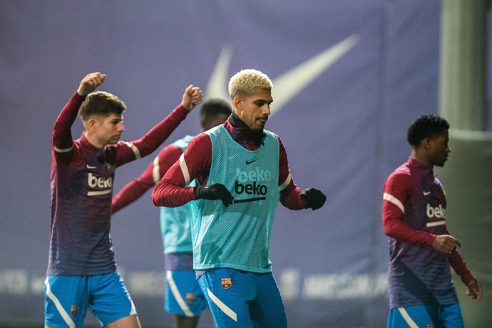 Ronald Araujo durant un entrenament del FC Barcelona