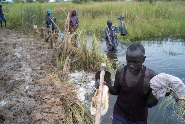 Archivo - Trabajos de construcción de un dique en el río Nilo para evitar inundaciones en Sudán del Sur