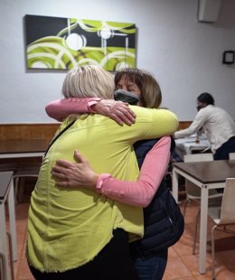 La dueña del Bar La Trompeta se abraza con una clienta