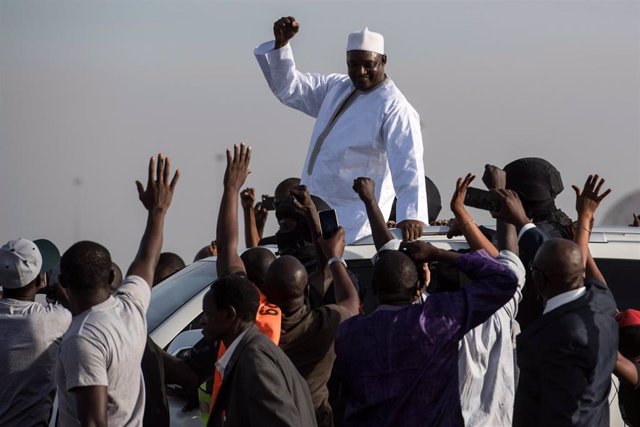 El presidente de Gambia, Adama Barrow, junto a un grupo de seguidores.
