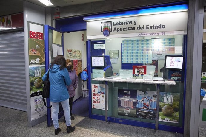 Varias empleadas en la administración situada en la zona del AVE de la Estación de Atocha que ha vendido parte del número 44469 correspondiente al segundo premio del Sorteo Extraordinario de la Lotería de Navidad, a 6 de enero de 2022, en Madrid (España