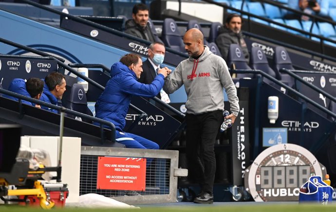 Archivo - 08 May 2021, United Kingdom, Manchester: Chelsea manager Thomas Tuchel (L) and Manchester City manager Pep Guardiola greet each other before the English Premier League soccer match between Manchester City and Chelsea at the Etihad Stadium. Pho