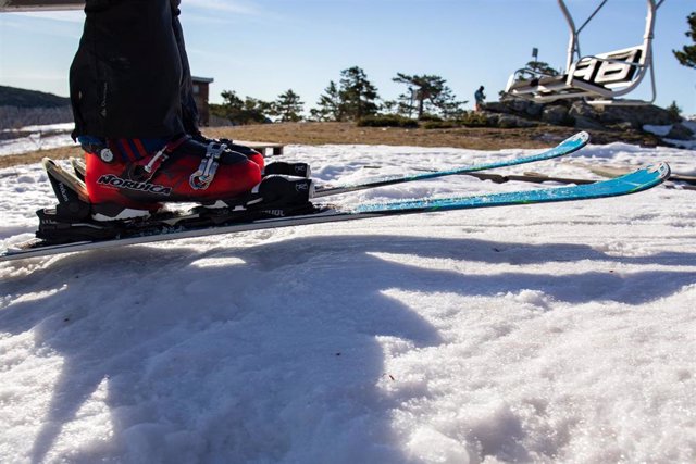 Una persona esquía el primer día de apertura de la temporada de la estación de esquí de Navacerrada, a 13 de diciembre de 2021, en el Puerto de Navacerrada, Madrid (España). 