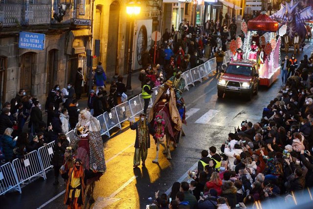Los tres Reyes Magos subidos en dromedarios en la cabalgata de Reyes en Ourense