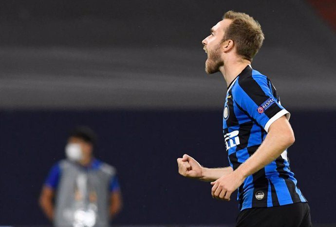 Archivo - FILED - 05 August 2020, North Rhine-Westphalia, Gelsenkirchen: Inter Milan's Christian Eriksen celebrates scoring his side's second goal during the UEFA Europa League round of 16 second leg soccer match between Inter Milan and FC Getafe at the