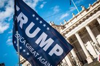 La antigua jefa de prensa de Trump asegura que decenas de ex altos cargos buscan "frenar" al expresidente