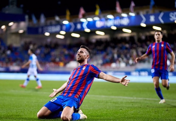 Edu Expósito celebra el 3-2 en el Eibar-Real Sociedad B