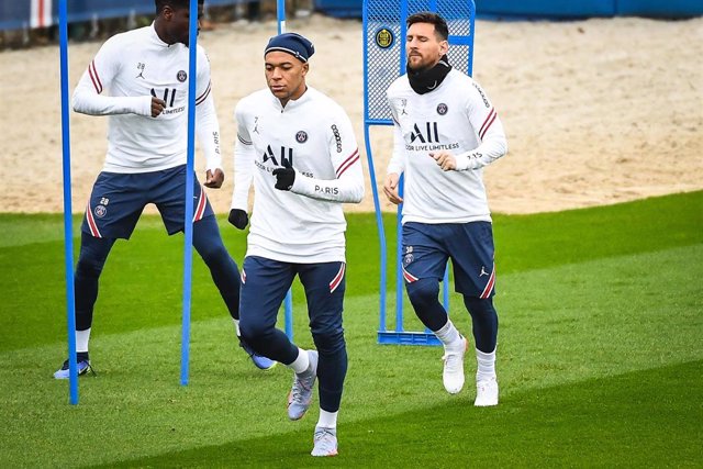 Archivo - Kylian Mbappé y Lionel Messi, en un entrenamiento del pasado mes de noviembre