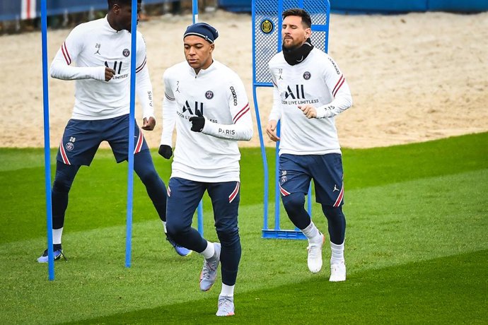 Archivo - Kylian MBAPPE of PSG and Lionel (Leo) MESSI of PSG during the training of the Paris Saint-Germain team on November 19, 2021 at Camp des Loges in Saint-Germain-en-Laye, France - Photo Matthieu Mirville / DPPI