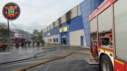 Bomberos participan en la extinción del incendio en un supermercado de Colindres