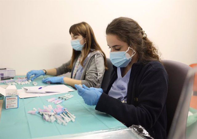 Dues infermeres preparen una vacuna contra el Covid-19, a l'Hospital Infanta Sofia, a 30 de desembre de 2021, a Sant Sebastià dels Reis, Madrid, (Espanya). 