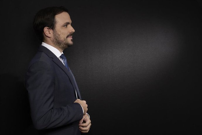 Archivo - El ministro de Consumo, Alberto Garzón, posa para Europa Press, en la sede del Ministerio, a 2 de diciembre de 2021, en Madrid (España). Alberto Garzón, es un economista y político español, coordinador federal de Izquierda Unida desde 2016 y m