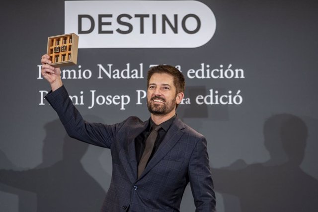 El periodista Toni Cruanyes guanya el Premi Josep Pla amb 'La Vall de la Llum'