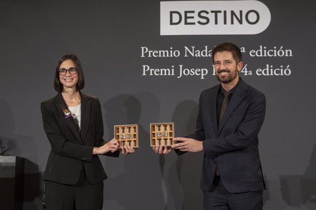 La guanyadora del Premi Nadal 2020 Inés Martín Rodrigo i el del Premi Josep Pla Toni Cruanyes