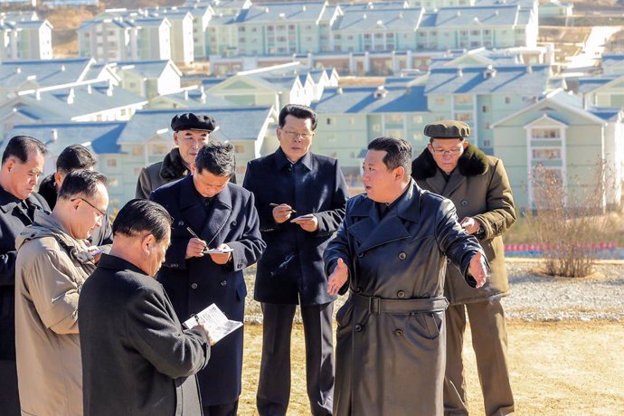 Archivo - HANDOUT - 16 November 2021, North Korea, Samjiyon: A photo provided by the North Korean Central News Agency (KCNA)on 16 November 2021 shows North Korean Leader Kim Jong-un (2nd R) talking with officials during his visit to the city of Samjiyo