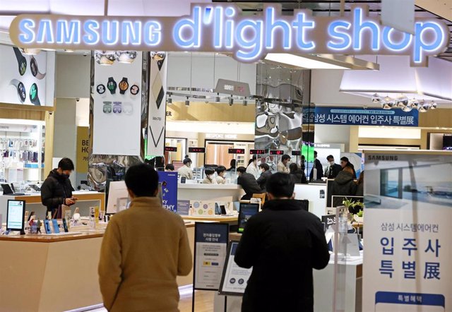 07 January 2022, South Korea, Seoul: People walk inside Samsung D'light Shop at the headquarters of Samsung Electronics Co. in Seoul. Samsung Electronics expects that its fourth-quarter operating profit will rise about 52.49 per cent from last year, refle